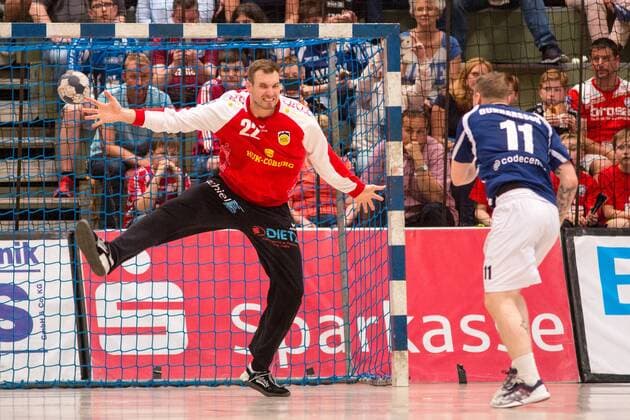 Torwurf von Arnor Thor Gunnarsson ( 11, Bergischer HC) gegen Oliver Krechel ( 22, HSC Coburg 2000) Bergischer HC vs. HSC Coburg 2000, Handball, 2. Handball Bundesliga, 02.06.18 Wuppertal NRW Deutschland Uni-Halle
