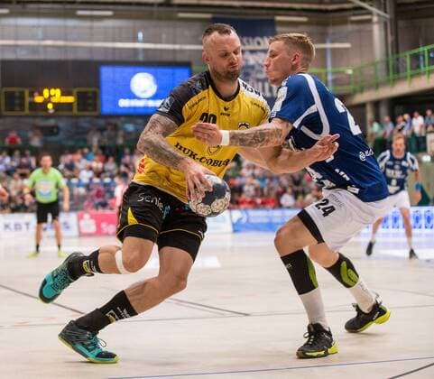 Florian Billek ( 20, HSC Coburg 2000) im Duell mit Linus Arnesson ( 24, Bergischer HC) Bergischer HC vs. HSC Coburg 2000, Handball, 2. Handball Bundesliga, 02.06.18 Wuppertal NRW Deutschland Uni-Halle