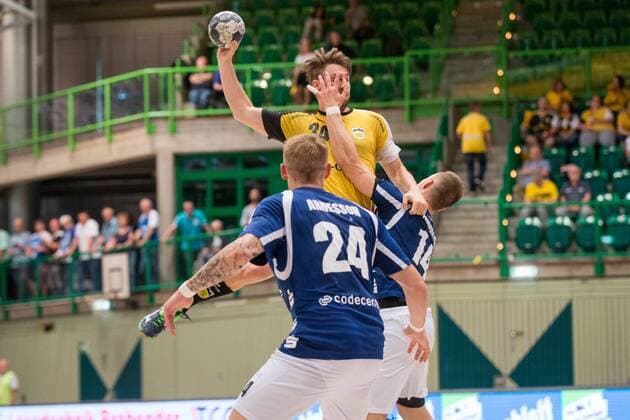 Tobias Varvne ( 34, HSC Coburg 2000) beim Wurf gegen Maciej Majdzinski ( 14, Bergischer HC) und Linus Arnesson ( 24, Bergischer HC) Bergischer HC vs. HSC Coburg 2000, Handball, 2. Handball Bundesliga, 02.06.18 Wuppertal NRW Deutschland Uni-Halle