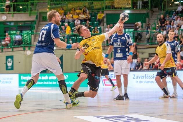 Jakob Knauer ( 25, HSC Coburg 2000) beim Wurf zwischen Jan Artmann ( 17, Bergischer HC) und Max Darj ( 5, Bergischer HC) Bergischer HC vs. HSC Coburg 2000, Handball, 2. Handball Bundesliga, 02.06.18 Wuppertal NRW Deutschland Uni-Halle