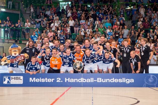 Meisterfoto des Meisters der 2. Handball-Bundesliga v.l. Sebastian Hinze (Trainer, Bergischer HC), Milan Kotrc ( 15, Bergischer HC), Maciej Majdzinski ( 14, Bergischer HC), Linus Arnesson ( 24, Bergischer HC), Christopher Rudeck ( 16, TW, Bergischer HC), Tomas Babak ( 19, Bergischer HC), Csaba Szücs ( 20, Bergischer HC), Arnor Thor Gunnarsson ( 11, Bergischer HC), Fabian Gutbrod ( 22, Bergischer HC), Bastian Rutschmann ( 23, Bergischer HC), Jan Artmann ( 17, Bergischer HC), Maximilian Leon Bettin ( 2, Bergischer HC), Leos Petrovsky ( 6, Bergischer HC), Bogdan Andrei Criciotoiu ( 90, Bergischer HC), Kristian Nippes ( 13, Bergischer HC) und andere Bergischer HC vs. HSC Coburg 2000, Handball, 2. Handball Bundesliga, 02.06.18 Wuppertal NRW Deutschland Uni-Halle