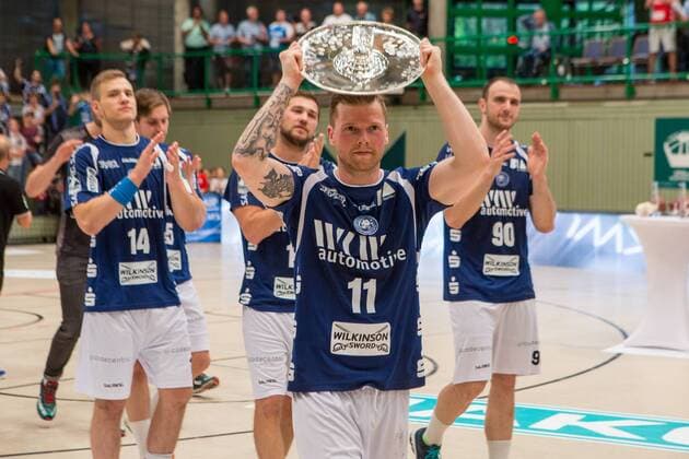 Arnor Thor Gunnarsson ( 11, Bergischer HC) vor Maciej Majdzinski ( 14, Bergischer HC), Tomas Babak ( 19, Bergischer HC) und Bogdan Andrei Criciotoiu ( 90, Bergischer HC) mit der Meisterschale der 2. Handball-Bundesliga Bergischer HC vs. HSC Coburg 2000, Handball, 2. Handball Bundesliga, 02.06.18 Wuppertal NRW Deutschland Uni-Halle