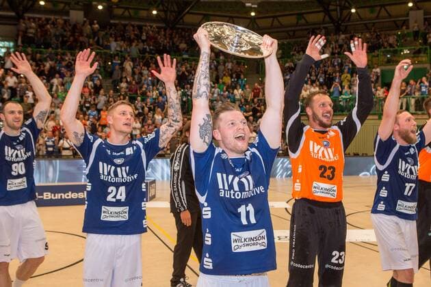 Arnor Thor Gunnarsson ( 11, Bergischer HC) vor Linus Arnesson ( 24, Bergischer HC), Bastian Rutschmann ( 23, Bergischer HC) und Jan Artmann ( 17, Bergischer HC) mit der Meisterschale der 2. Handball-Bundesliga Bergischer HC vs. HSC Coburg 2000, Handball, 2. Handball Bundesliga, 02.06.18 Wuppertal NRW Deutschland Uni-Halle