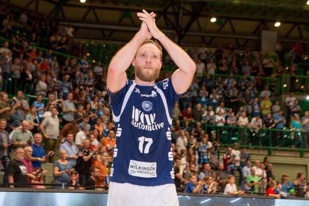 Jan Artmann ( 17, Bergischer HC) dreht gerührt seine Abschiedsrunde in der Uni-Halle und wird von den Fans gefeiert Bergischer HC vs. HSC Coburg 2000, Handball, 2. Handball Bundesliga, 02.06.18 Wuppertal NRW Deutschland Uni-Halle