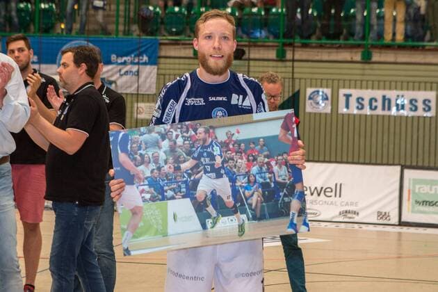 Jan Artmann ( 17, Bergischer HC) mit seinem Bild, welches er vom Verein als Abschiedsgeschenk bekommen hat Bergischer HC vs. HSC Coburg 2000, Handball, 2. Handball Bundesliga, 02.06.18 Wuppertal NRW Deutschland Uni-Halle