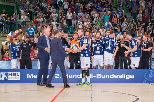 Uwe Schwenker (Präsident Handball Bundesliga, HBL) und Frank Bohmann (Gechäftsführer Handball Bundesliga, HBL) überreichen Jan Artmann ( 17, Bergischer HC) die Meisterschale der 2. Handball-Bundesliga Bergischer HC vs. HSC Coburg 2000, Handball, 2. Handball Bundesliga, 02.06.18 Wuppertal NRW Deutschland Uni-Halle