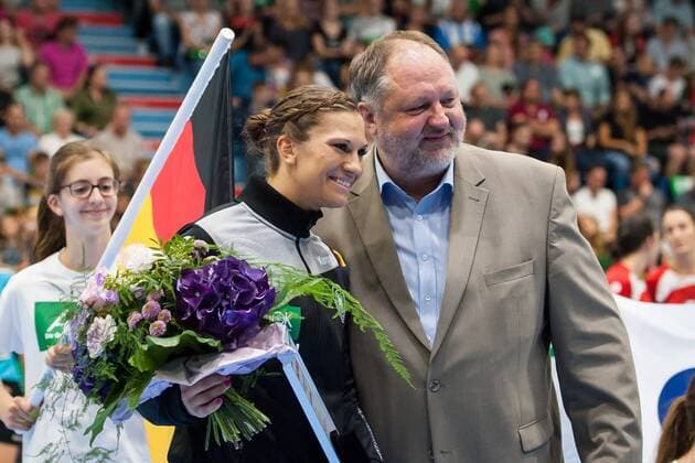 Blumen für 50 Länderspiele erhilet Julia Behnke von DHB Präsident Andreas Michelmann Deutschland vs. Türkei, Handball, EM Qualifikation Frauen, 02.06.18 Gummersbach NRW Deutschland Schwalbe-Arena
