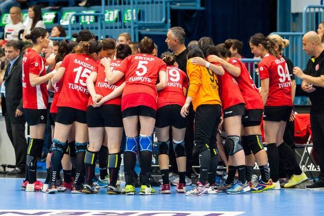 Die Spielerinnen der türkischen Nationalmannschaft schwören sich ein Deutschland vs. Türkei, Handball, EM Qualifikation Frauen, 02.06.18 Gummersbach NRW Deutschland Schwalbe-Arena