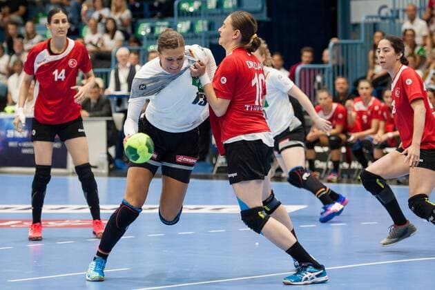 Harter Zweikampf am Kreis zwischen Julia Behnke (Nr.13, Deutschland) und Burcu Dindar (Nr.10, Türkei). Im Hintergrund Nurceren Akgün Göktepe (Nr.14, Türkei) Deutschland vs. Türkei, Handball, EM Qualifikation Frauen, 02.06.18 Gummersbach NRW Deutschland Schwalbe-Arena