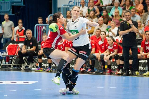 Yasemin Sahin Tekin (Nr.70, Türkei) klammert sich an Franziska Müller (Nr.28, Deutschland) fest, so das diese am Wurf gehindert wird Deutschland vs. Türkei, Handball, EM Qualifikation Frauen, 02.06.18 Gummersbach NRW Deutschland Schwalbe-Arena