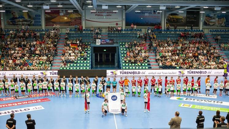 Die beiden Mannschaften werden vor Spielbeginn vorgestellt. Links Deutschland, rechts das Team der Türkei Deutschland vs. Türkei, Handball, EM Qualifikation Frauen, 02.06.18 Gummersbach NRW Deutschland Schwalbe-Arena