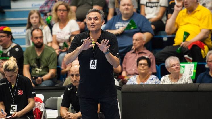 Birol Ünsal (Cheftrainer, Türkei) gibt an der Seitenlinie taktische Anweisungen Deutschland vs. Türkei, Handball, EM Qualifikation Frauen, 02.06.18 Gummersbach NRW Deutschland Schwalbe-Arena