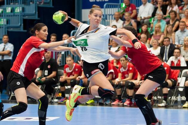 Emily Bölk (Nr.19, Deutschland) im Angriff, wird versucht von Nurceren Akgün Göktepe (Nr.14, Türkei) und Beyzma Irem Türkoglu (Nr.27, Türkei) (rechts) am Wurf zu hindern Deutschland vs. Türkei, Handball, EM Qualifikation Frauen, 02.06.18 Gummersbach NRW Deutschland Schwalbe-Arena