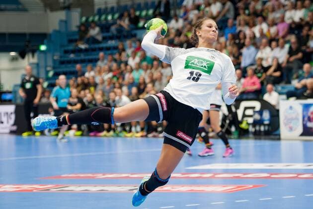 Julia Behnke (Nr.13, Deutschland) liegt bei ihrem Wurf auf das Tor in der Luft Deutschland vs. Türkei, Handball, EM Qualifikation Frauen, 02.06.18 Gummersbach NRW Deutschland Schwalbe-Arena