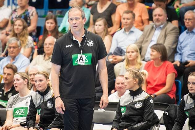 Henk Groener (Bundestrainer, Deutschland) beobachtet das Geschehen auf dem Feld Deutschland vs. Türkei, Handball, EM Qualifikation Frauen, 02.06.18 Gummersbach NRW Deutschland Schwalbe-Arena