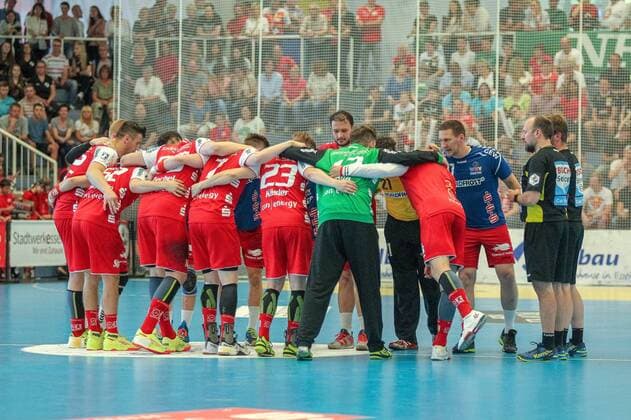 Die Spieler beider Mannschaften stehen sich vor dem Spiel gegenueber beim Spiel TUSEM Essen vs. Wilhelmshavener HV, Handball, 2. Bundesliga, 02.06.2018 TUSEM Essen vs. Wilhelmshavener HV, Handball, 2. Bundesliga, 02.06.2018 Essen Copyright: xEIBNER MarioxHommesx EP_MHS