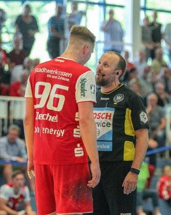 v.l. Tim Zechel (Essen 96) und ein Schiedrichter streiten sich beim Spiel TUSEM Essen vs. Wilhelmshavener HV, Handball, 2. Bundesliga, 02.06.2018 TUSEM Essen vs. Wilhelmshavener HV, Handball, 2. Bundesliga, 02.06.2018 Essen Copyright: xEIBNER MarioxHommesx EP_MHS