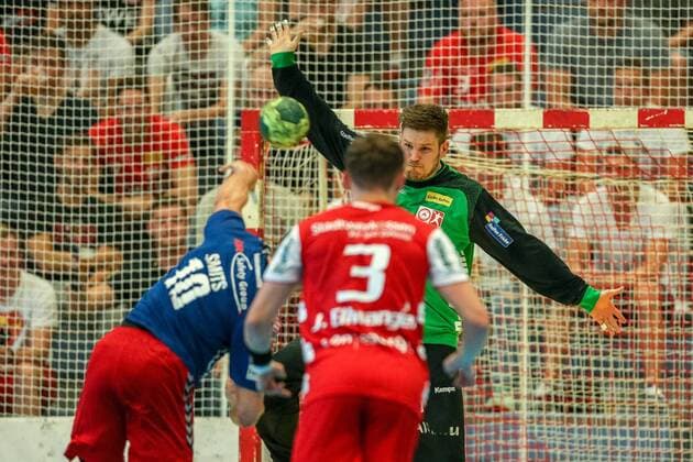 Kay Smits (Wilhelmshaven 10) wirft auf das Tor, Sebastian Bliss (Essen 12) macht sich gross, im Vordergrund beobachtet Jonas Ellwanger (Essen 3) beim Spiel TUSEM Essen vs. Wilhelmshavener HV, Handball, 2. Bundesliga, 02.06.2018 TUSEM Essen vs. Wilhelmshavener HV, Handball, 2. Bundesliga, 02.06.2018 Essen Copyright: xEIBNER MarioxHommesx EP_MHS