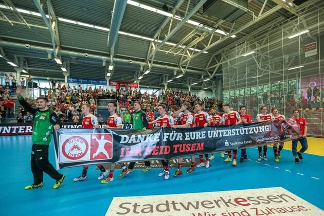 Die Spieler von TUSEM Essen bedanken sich bei den Fans mit einem Plakat beim Spiel TUSEM Essen vs. Wilhelmshavener HV, Handball, 2. Bundesliga, 02.06.2018 TUSEM Essen vs. Wilhelmshavener HV, Handball, 2. Bundesliga, 02.06.2018 Essen Copyright: xEIBNER MarioxHommesx EP_MHS