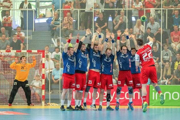Dennis Szczesny (Essen 22) versucht den Ball vor der Halbzeit noch einmal ueber die Mauer in das Tor zu werfen beim Spiel TUSEM Essen vs. Wilhelmshavener HV, Handball, 2. Bundesliga, 02.06.2018 TUSEM Essen vs. Wilhelmshavener HV, Handball, 2. Bundesliga, 02.06.2018 Essen Copyright: xEIBNER MarioxHommesx EP_MHS