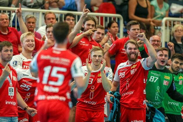 Richard Woess (Essen 15) laeuft nach einem Tor an den Spieler auf der Bank vorbei, die Spieler jubeln ihm zu beim Spiel TUSEM Essen vs. Wilhelmshavener HV, Handball, 2. Bundesliga, 02.06.2018 TUSEM Essen vs. Wilhelmshavener HV, Handball, 2. Bundesliga, 02.06.2018 Essen Copyright: xEIBNER MarioxHommesx EP_MHS