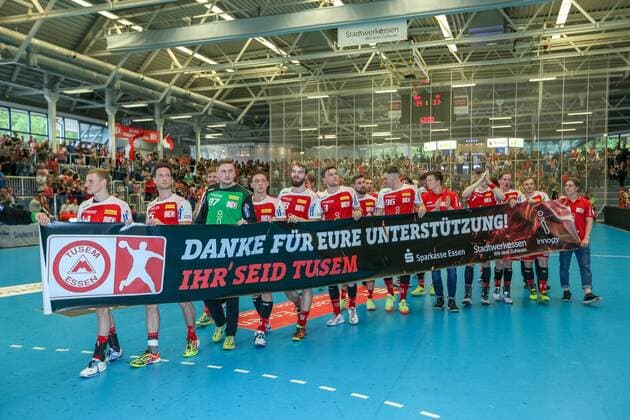 Die Spieler von TUSEM Essen bedanken sich bei den Fans mit einem Plakat beim Spiel TUSEM Essen vs. Wilhelmshavener HV, Handball, 2. Bundesliga, 02.06.2018 TUSEM Essen vs. Wilhelmshavener HV, Handball, 2. Bundesliga, 02.06.2018 Essen Copyright: xEIBNER MarioxHommesx EP_MHS