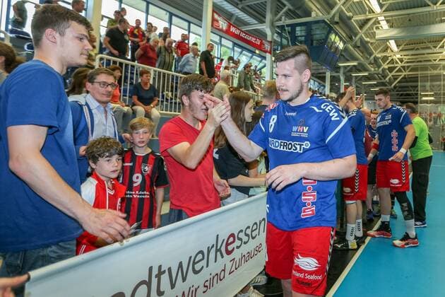 Fabrice Lehmann (Wilhelmshaven 8) klatscht sich mit den Fans ab beim Spiel TUSEM Essen vs. Wilhelmshavener HV, Handball, 2. Bundesliga, 02.06.2018 TUSEM Essen vs. Wilhelmshavener HV, Handball, 2. Bundesliga, 02.06.2018 Essen Copyright: xEIBNER MarioxHommesx EP_MHS