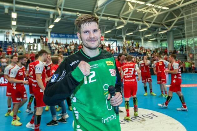Sebastian Bliss (Essen 12) jubelt mit geballter Faust, im Hintergrund feiern die Spieler von TUSEM Essen beim Spiel TUSEM Essen vs. Wilhelmshavener HV, Handball, 2. Bundesliga, 02.06.2018 TUSEM Essen vs. Wilhelmshavener HV, Handball, 2. Bundesliga, 02.06.2018 Essen Copyright: xEIBNER MarioxHommesx EP_MHS