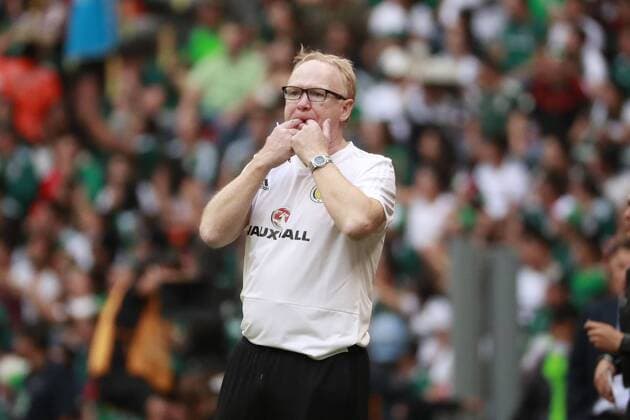 WM 2018, Testspiel, Mexiko - Schottland Scotland s head coach Alex McLeish talk with the players during the friendly match between Mexico and Scotland on the way to the 2018 World Cup in Russia, held at the Azteca stadium in Mexico City, Mexico, on 2 June 2018. MEXICO VS SCOTLAND !ACHTUNG: NUR REDAKTIONELLE NUTZUNG!  Copyright: xJosexMéndezx MEX52 20180603-636636008472355441