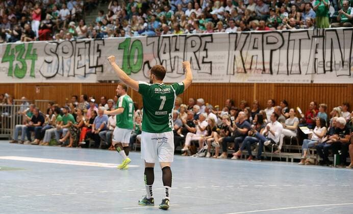 v.li.: Stefan Schmitt (DJK Rimpar Wölfe) jubelt, DKB 2. Handball-Bundesliga, DJK Rimpar Wölfe - Eintracht Hildesheim,