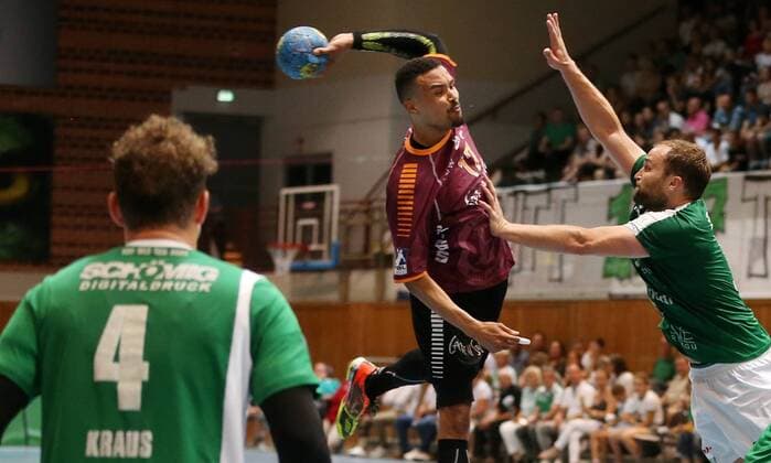 v.li.: Sebastian Kraus (DJK Rimpar Wölfe), Maurice Lungela (Eintracht Hildesheim), Stefan Schmitt (DJK Rimpar Wölfe), DKB 2. Handball-Bundesliga, DJK Rimpar Wölfe - Eintracht Hildesheim,