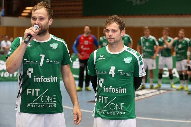 v.li.: Stefan Schmitt (DJK Rimpar Wölfe), Sebastian Kraus (DJK Rimpar Wölfe) bedankt sich bei den Fans, bedanken, Dank, DKB 2. Handball-Bundesliga, DJK Rimpar Wölfe - Eintracht Hildesheim,