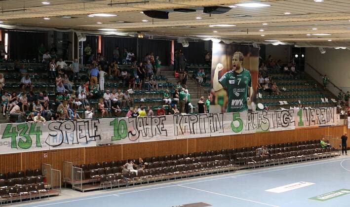v.li.: Fans zeigen Choreografie, Choreografie, Choreos, choreography für Stefan Schmitt (DJK Rimpar Wölfe), DKB 2. Handball-Bundesliga, DJK Rimpar Wölfe - Eintracht Hildesheim,