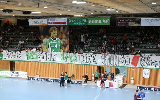 v.li.: Fans zeigen Choreografie, Choreografie, Choreos, choreography für Sebastian Kraus (DJK Rimpar Wölfe), DKB 2. Handball-Bundesliga, DJK Rimpar Wölfe - Eintracht Hildesheim,