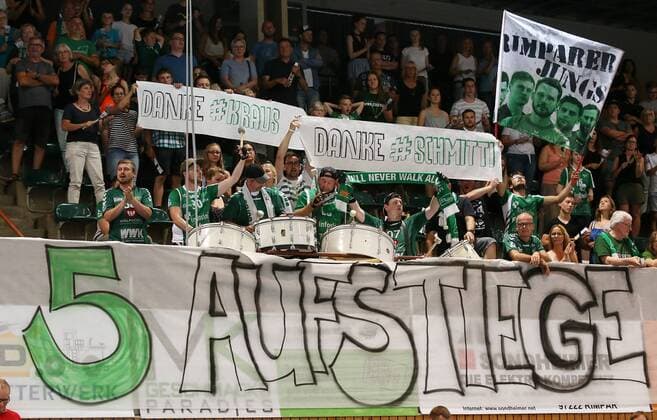 v.li.: Rimparer Fans, Stimmung, Fankurve, DKB 2. Handball-Bundesliga, DJK Rimpar Wölfe - Eintracht Hildesheim,