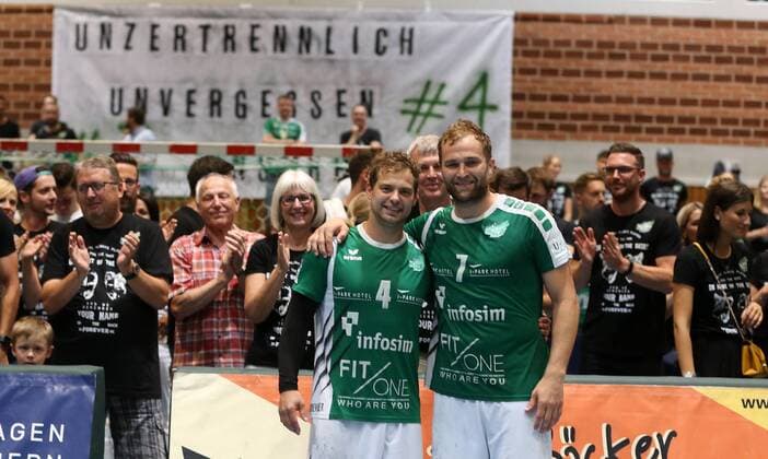 v.li.: Sebastian Kraus (DJK Rimpar Wölfe), Stefan Schmitt (DJK Rimpar Wölfe) bedankt sich bei den Fans, bedanken, Dank, DKB 2. Handball-Bundesliga, DJK Rimpar Wölfe - Eintracht Hildesheim,