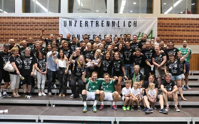 Bilder des Tages - SPORT v.li.: Sebastian Kraus (DJK Rimpar Wölfe), Stefan Schmitt (DJK Rimpar Wölfe) bedankt sich bei den Fans, bedanken, Dank, DKB 2. Handball-Bundesliga, DJK Rimpar Wölfe - Eintracht Hildesheim,