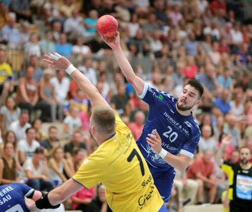 2. Handball Bundesliga HSG Konstanz - Dessau-Rosslauer HV 06 31:26. JONAS HOENICKE (DES) beim Wurf, vorne Mathias Riedel (KON) 2. Handball Bundesliga HSG Konstanz - Dessau-Rosslauer HV 06 Konstanz Copyright: xEIBNER PeterxPisax EP_EER