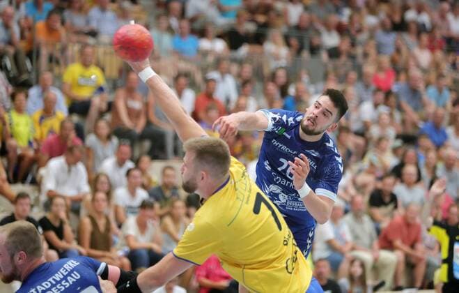 2. Handball Bundesliga HSG Konstanz - Dessau-Rosslauer HV 06 31:26. JONAS HOENICKE (DES) beim Wurf, 7 Mathias Riedel (KON) 2. Handball Bundesliga HSG Konstanz - Dessau-Rosslauer HV 06 Konstanz Copyright: xEIBNER PeterxPisax EP_EER
