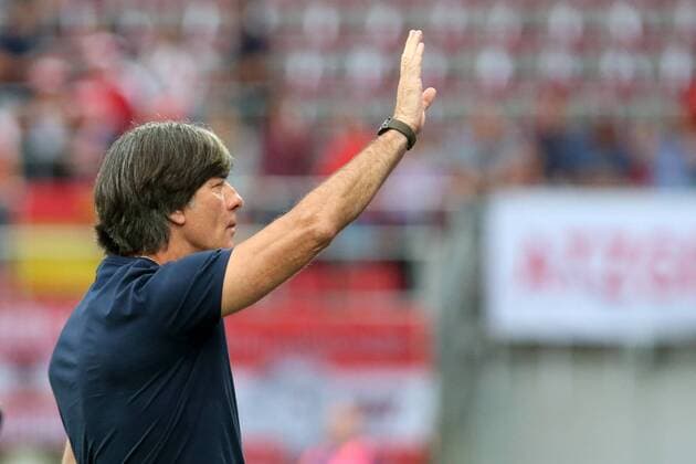 Bundestrainer Joachim Jogi Löw, Loew (Deutschland) winkt den Fans, Die Regenschlacht von Klagenfurt vor dem Spiel, Österreich - Deutschland , Letztes Testspiel vor der endgültigen Nominierung des Kaders zur WM 2018 in Russland, Fussball Nationalmannschaft, Die Mannschaft, DFB, 2.06.2018 Österreich - Deutschland, Testspiel Klagenfurt Copyright: xRoskaritzx Eibner-Pressefotox EP_fh_rrz