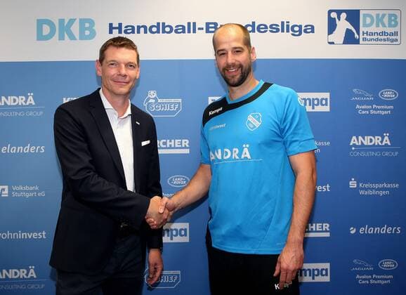 BAU 03.06.2018 Stuttgart Handball TVB Stuttgart PK, Trainer Jürgen Schweikardt bleibt Trainer und erhält einen 3-Jahres-Vertrag, v.l. Christian May (Sprecher der Gesellschafter) , Trainer und sportlicher Geschäftsführer Jürgen Schweikardt