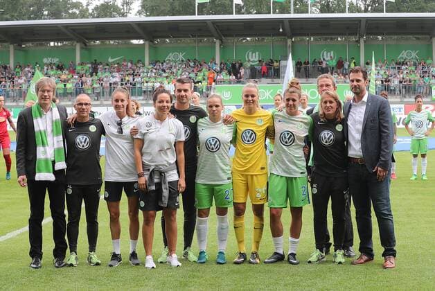 Verabschiedung der Spielerinnen durch Geschäftsführer Tim Schumacher und Oberbürgermeister Klaus Mohrs und Sportdirektor Ralf kellermann.