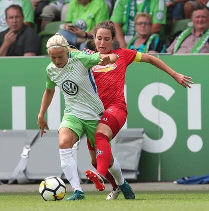 Pernille Harder (VfL Wolfsburg) im Duell