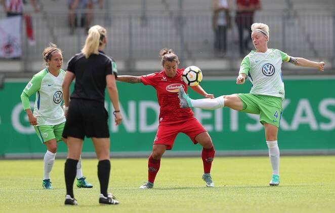 Nilla Fischer (VfL Wolfsburg) im Duell