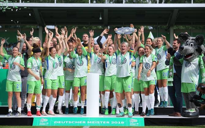 Wolfsburg vs Köln, 1. BL Frauen Wolfsburg, Deutschland 03.06.2018, FUßBALL - VfL Wolfsburg vs 1. FC Köln, 1. Allianz Bundesliga, Saison 2017-18. Bild zeigt: Meisterschale 2018 übergabe , Meisterjubel Wolfsburg