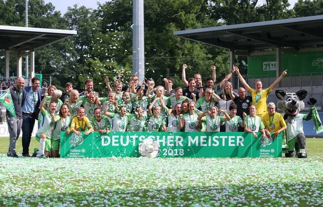 Bilder des Tages - SPORT Wolfsburg vs Köln, 1. BL Frauen Wolfsburg, Deutschland 03.06.2018, FUßBALL - VfL Wolfsburg vs 1. FC Köln, 1. Allianz Bundesliga, Saison 2017-18. Bild zeigt: Meisterschale 2018 übergabe , Meisterjubel Wolfsburg