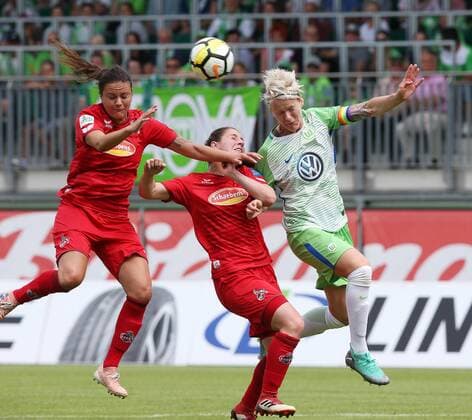 mitte Amber Hearn (1. FC Koeln), Nilla Fischer (VfL Wolfsburg)