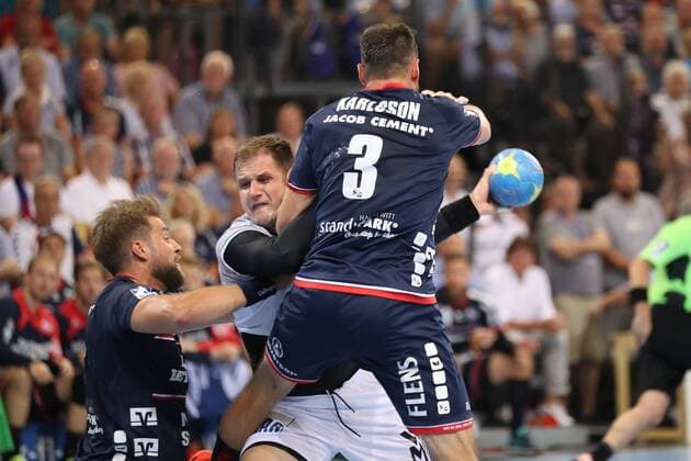 Kresimir Kozina (Frisch auf Goeppingen, 44) gegen Tobias Karlsson (SG Flensburg-Handewitt, 03) und Jacob Heinl (SG Flensburg-Handewitt, 21) Flensburg Schleswig-Holstein Deutschland Flens-Arena Copyright: xAgentur54Gradx xSpeedphotosx