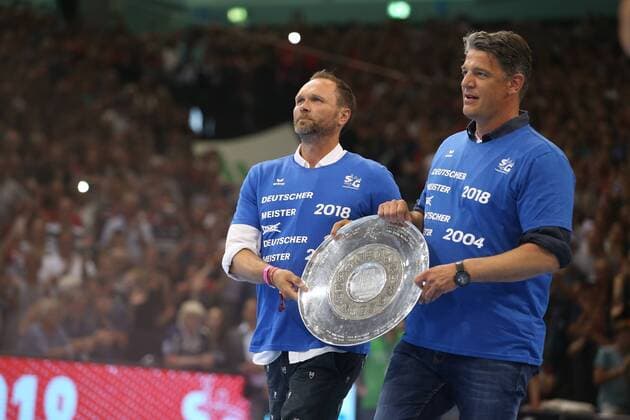 SG Flensburg-Handewiit feiert die Meisterschaft 2017 2018, Die Schale, Lars Christiansen und Jan Holpert Flensburg Schleswig-Holstein Deutschland Flens-Arena Copyright: xAgentur54Gradx xSpeedphotosx