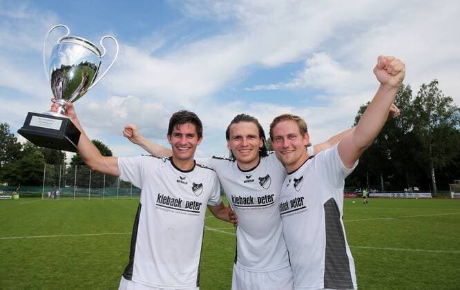 BAU 03.06.2018 Bonlanden Fußball SV Bonlanden vs. Türkspor Stuttgart, v.l. der dreifache Torschütze Steffen Schmidt (Bonlanden) mit Pokal, Maximilian Schwarz, Markus Großhans (Bonlanden)
